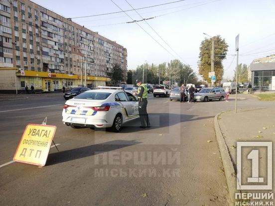 Одна із вм’ятиною, а інша – з розбитою «мордою»: у Кривому Розі на проспекті Миру сталася аварія з Lada і BMW4