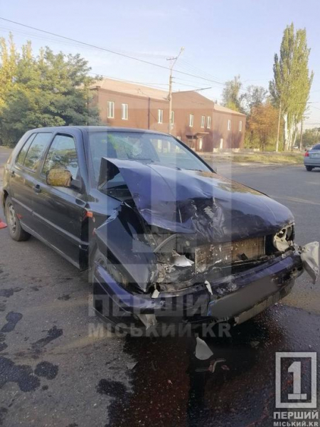 Одна з потрощених автівок влетіла в дерево: у Кривому Розі поблизу ПівдГЗК ДТП з Volkswagen та Dacia1