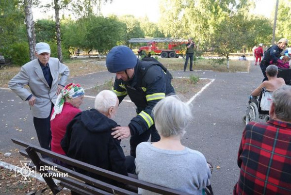 росія поцілила керованою авіабомбою в пансіонат для літніх людей у Сумах1