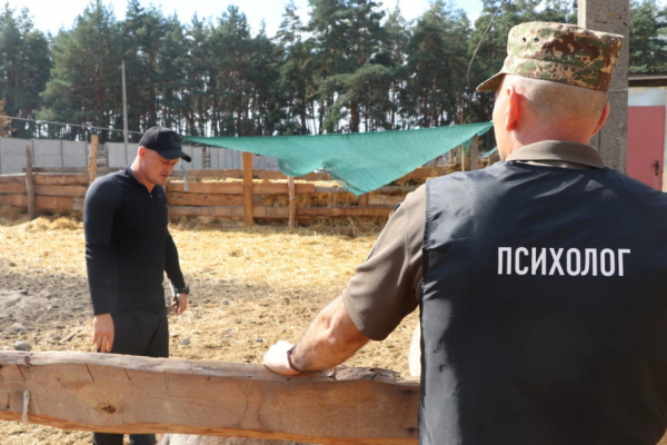 Тільки позитивні емоції: криворізькі нацгвардійці пройшли психологічну реабілітацію спілкуючись з конями7