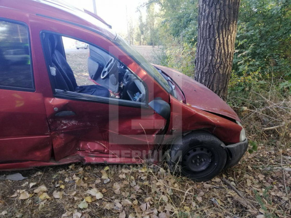 У Кривому Розі Volkswagen зіткнувся з Dacia, одна з автівок влетіла у дерево3