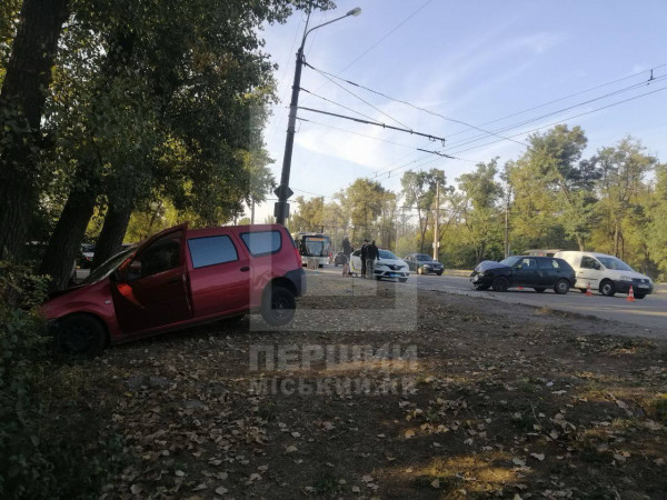 У Кривому Розі Volkswagen зіткнувся з Dacia, одна з автівок влетіла у дерево2