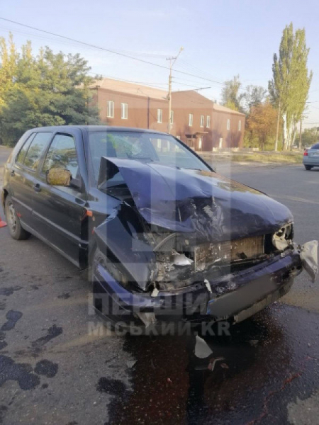 У Кривому Розі Volkswagen зіткнувся з Dacia, одна з автівок влетіла у дерево0