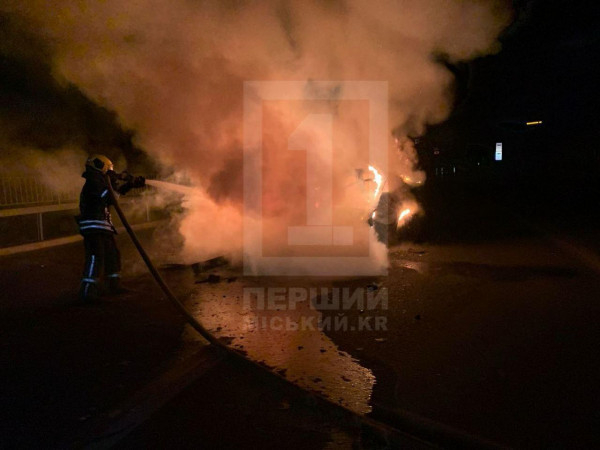 У Покровському районі Кривого Рогу згорів автомобіль0