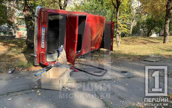 У водія сьогодні другий «день народження»: на «Гірницькому» ВАЗ перекинувся на бік