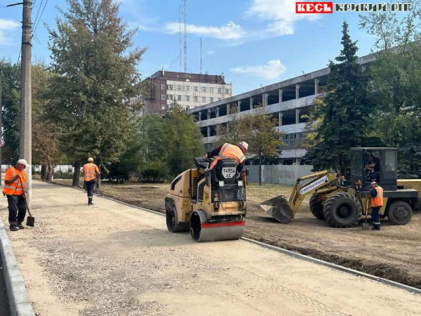 Асфальтування тротуару поблизу Взуттєвої фабрики в Кривому Розі