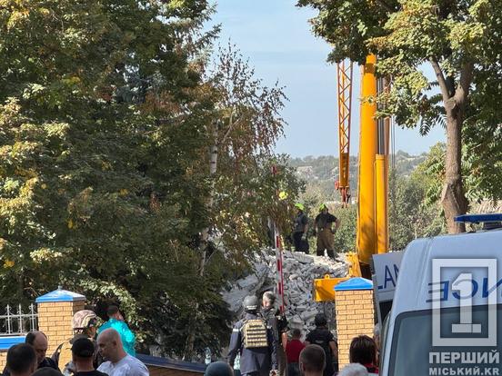 З-під завалів будівлі поліції дістали загиблу жінку: оновлені дані про прильот у Кривому Розі8