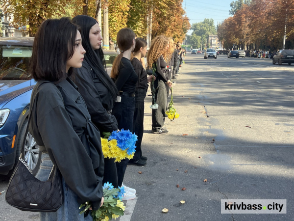 Живий коридор на честь полеглого захисника: як криворіжці прощалися з «Рижим»16