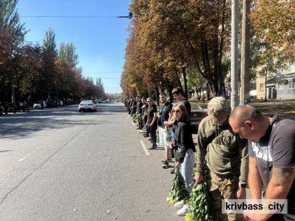 Живий коридор на честь полеглого захисника: як криворіжці прощалися з «Рижим»17