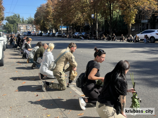 Живий коридор на честь полеглого захисника: як криворіжці прощалися з «Рижим»