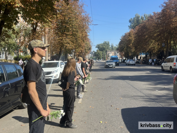 Живий коридор на честь полеглого захисника: як криворіжці прощалися з «Рижим»