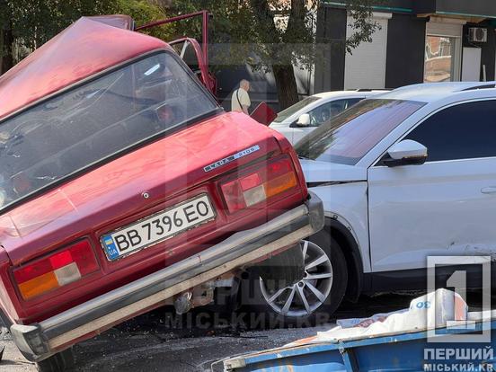 Зім'ятий ВАЗ опинився на капоті у Skoda: сильна аварія на проспекті Університетському зі Skoda та ВАЗ2