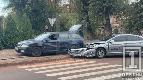 Наслідок ймовірної ранкової неуважності: на перехресті Гетьманської та Гайдука вдарилися Skoda і таксі1