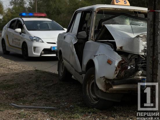 Передок у «гармошку», а водій – у лікарні: у Довгинцівському районі Кривого Рогу ВАЗ влетів у стовп3