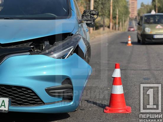 Шалений обгін завершився аварією: неподалік Євроколеса Mercedes «прочесав» бік Renault2