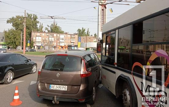 Смачний «чирк» на дверях у пасажира: на кільці 95-го кварталу ДТП з тролейбусом та Renault