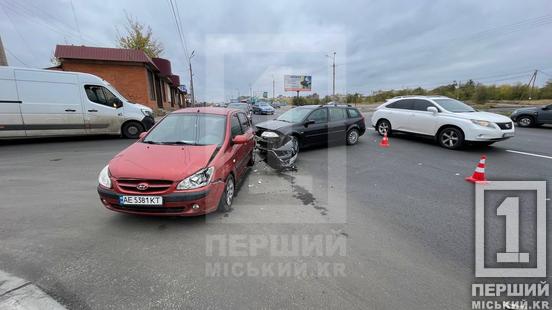 У однієї з автівок майже немає «морди»: у Кривому Розі на Старовокзальній зіштовхнулися Hyundai і Renault4