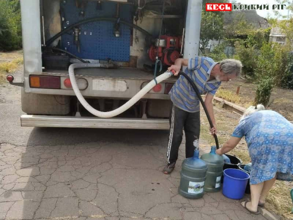 Діжка з водою на вул. Романівській в Кривому Розі