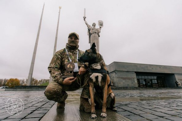 Чотирилапі захисники «К-9» СБУ Рем і Фінч отримали нагороди за захист України2