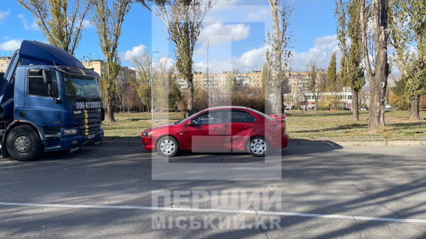 Дорожня пригода на перехресті вулиці Авраменка: вантажівка зіткнулася з легковиком3