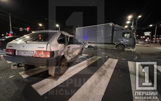 На Центральному ринку Кривого Рогу керманич легковика не пропустив вантажівку: жінку ушпиталили