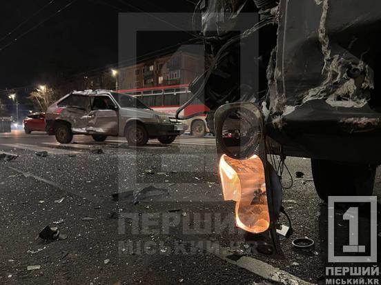 На Центральному ринку Кривого Рогу керманич легковика не пропустив вантажівку: жінку ушпиталили1