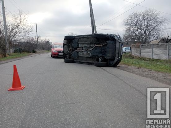 Одна з автівок «лягла» на бік: у Тернівському районі міста не розминулися Skoda і Subaru2