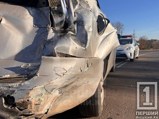 Одного з водіїв могло засліпити сонце: у Покровському районі Кривого Рогу маршрутка вдарила Ford5