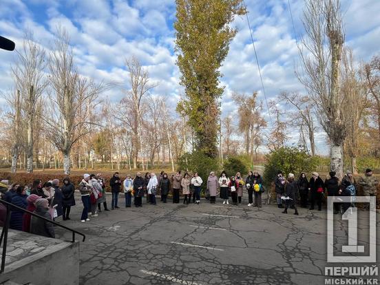 Серця, що згоріли в полум'ї війни: Криворізька гімназія №84 вшанувала пам'ять трьох загиблих на війні випускників та відкрила меморіальні дошки3