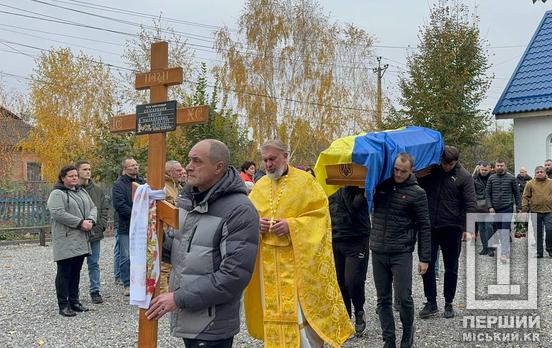 Син матиме батька лише у спогадах: у Кривому Розі поховали навідника міномету Сергія Слісаренка