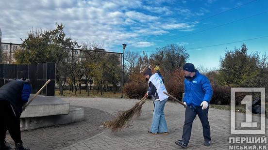 Спільна праця задля благої мети: криворіжці привели до ладу територію поблизу меморіалу жертвам Голодомору та запалили свічки пам'яті4