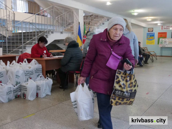 У Кривому Розі триває шоста хвиля видачі продуктових наборів: скільки родин отримали допомогу1