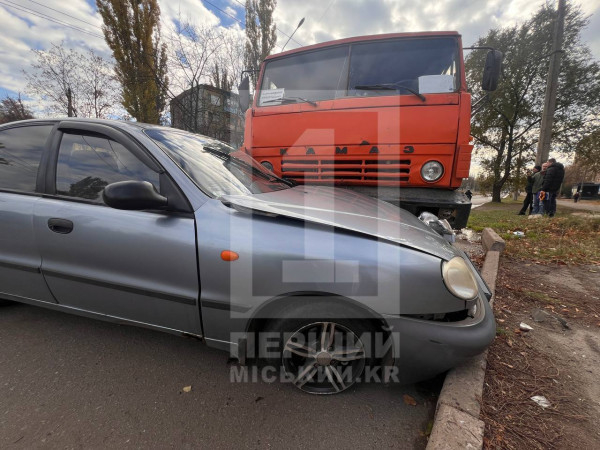 У Кривому Розі вантажівка зіштовхнулася з легковим авто0