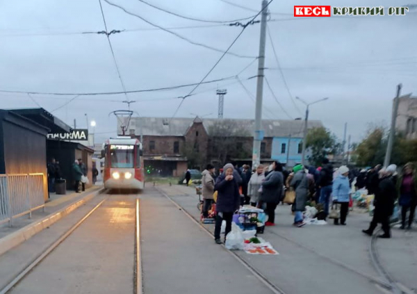 Трамвай на розворотному кільці Привокзальної площі в Кривому Розі