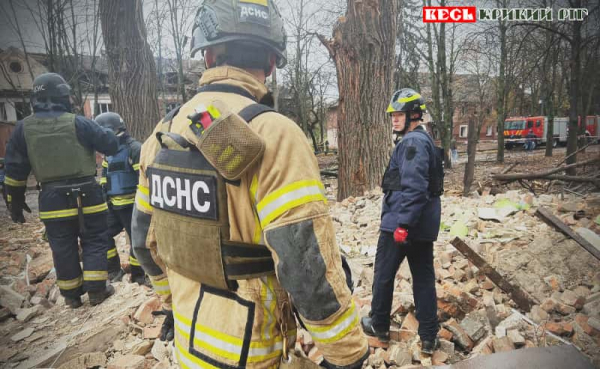 Рятувальники працюють на місці ракетного удару по Кривому Рогу 21 11 24