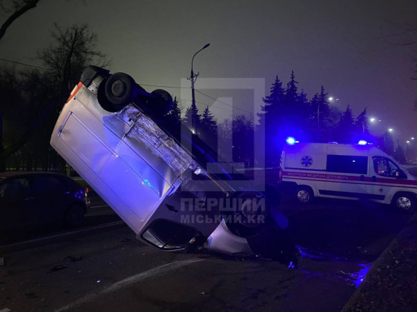 Чергова ДТП у Кривому Розі: мікроавтобус перевернувся після зіткнення з Renault2