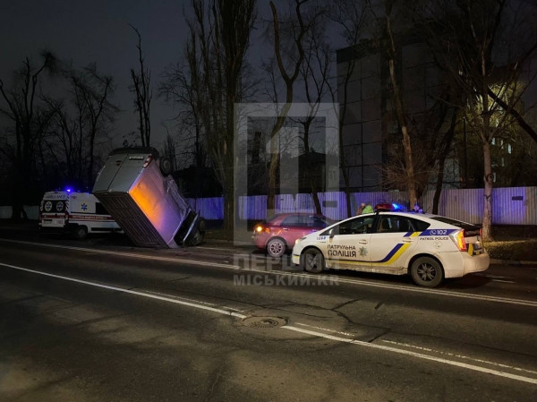 Чергова ДТП у Кривому Розі: мікроавтобус перевернувся після зіткнення з Renault0