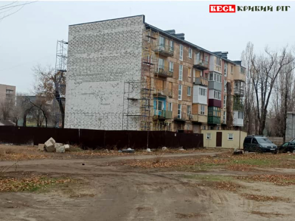 Стіну зведено в будинку, пошкодженому ракетою на вул. Героїв АТО в Кривому Розі