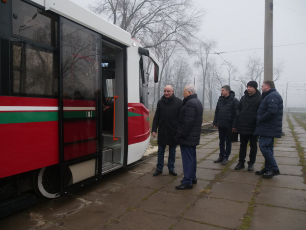 Ю. Вілкул: Незважаючи на складнощі в економіці через війну, оновлюємо парк комунального транспорту - у цьому році випущено на лінію 3 капітально відремонтованих, а фактично нових трамваї5