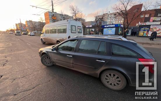 Могло засліпити сонце: на Володимира Великого не розминулися бус та Renault