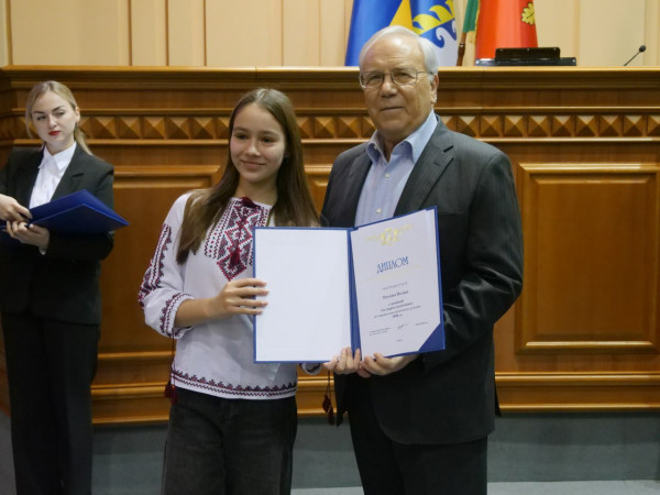 Напередодні Різдва та Нового року у Кривому Розі привітали обдарованих і талановитих юнаків та дівчат4