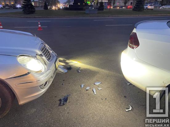 Не розминулися на кільці: на Володимира Великого зіштовхнулися Volkswagen та Mercedes1