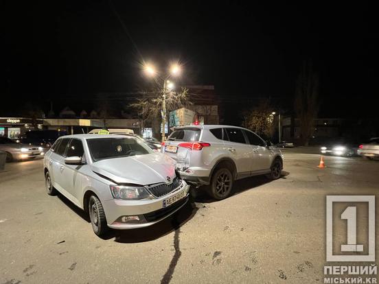 Перебігав на «червоний»: на Володимира Великого Toyota збила перехожого і отримала удар ззаду2