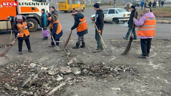 Комунальники прибирають вулицю після ракетного удару по Кривому Рогу