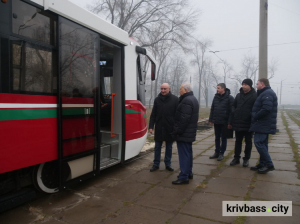 Оновлений трамвай, фото управління преси Криворізького міськвиконкому 