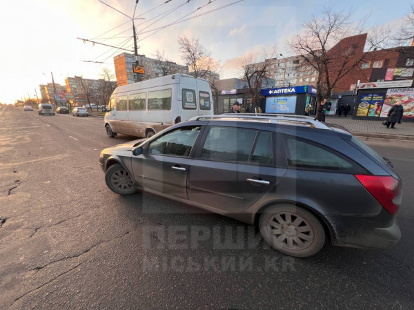 У Кривому Розі на транспортній зупинці зіштовхнулися бус і легковушка0