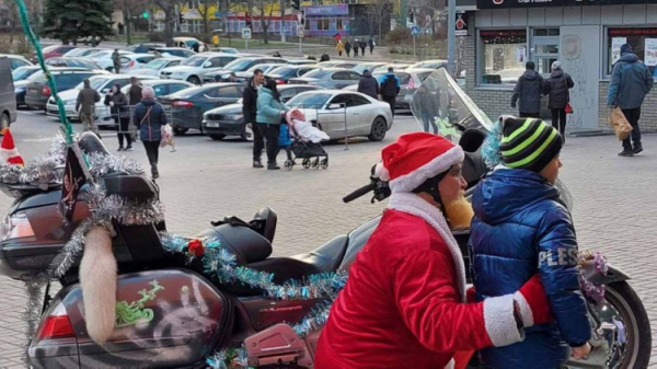 У Кривому Розі їздить "Санта" на байку - фото Суспільне Дніпро