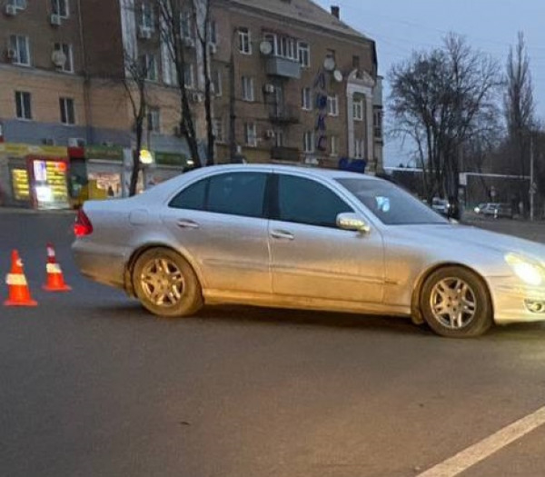 У Саксаганському районі Кривого Рогу сталося ДТП: Volkswagen і Mercedes не поділили дорогу0