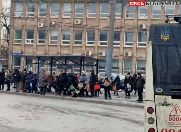 Пасажири чекають на транспорт на пл. Визволення в Кривому Розі