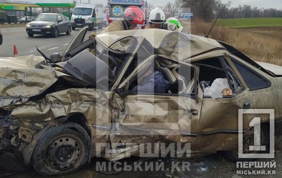 Людей довелося вирізати з понівеченої автівки: на Криворізькій трасі у ДТП загинули троє осіб